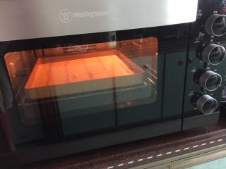 7、奶黄千层果味奶油蛋糕,然后倒入烤盘中震泡两下放入预热好的烤箱中层以190摄氏度烤30分钟