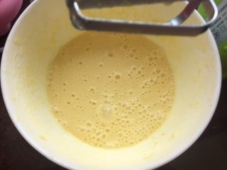 8、奶黄千层果味奶油蛋糕,做奶黄:蛋黄里加入白砂糖搅拌均匀后加入纯牛奶和奶油搅拌均匀,再加入低筋面粉搅拌均匀