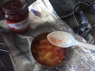 11、奶黄千层果味奶油蛋糕,然后勺入草莓酱