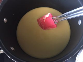 9、奶黄千层果味奶油蛋糕,然后放入锅中煮开即可,边煮边搅拌