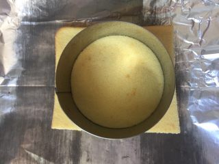 10、奶黄千层果味奶油蛋糕,蛋糕做好后用模具印出形状,底下用锡纸包住
