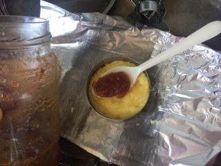 12、奶黄千层果味奶油蛋糕,勺入奶黄,再勺入自制的山楂果酱