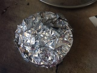 15、奶黄千层果味奶油蛋糕,锡纸包住全部蛋糕后放入冰箱冷藏半小时