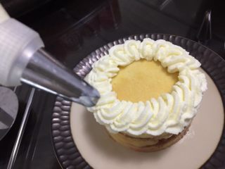 17、奶黄千层果味奶油蛋糕,冷藏后取出挤入奶油