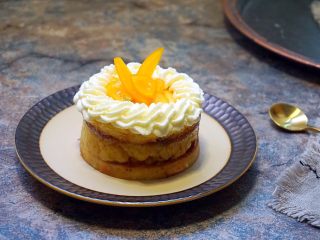 18、奶黄千层果味奶油蛋糕,放入圣女果