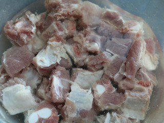 1、≈蒜香烤排骨≈烤箱版,排骨买回来，用温水浸泡30分钟，中间多换几次水，去掉血水