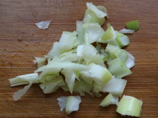 2、≈蒜香烤排骨≈烤箱版,大葱切末（如果吃不了大葱的，就可以切大片一些）