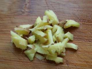 3、≈蒜香烤排骨≈烤箱版,生姜切末