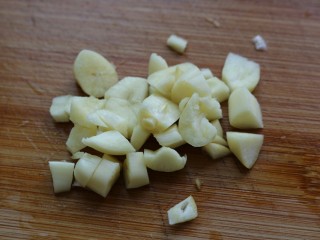 4、≈蒜香烤排骨≈烤箱版,大蒜拍碎