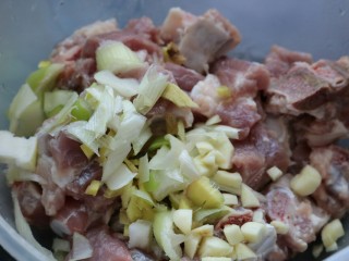 5、≈蒜香烤排骨≈烤箱版,把浸泡好的排骨沥干水分，加入葱姜蒜