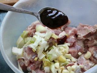 6、≈蒜香烤排骨≈烤箱版,加入一勺蚝油