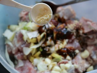 9、≈蒜香烤排骨≈烤箱版,一小勺鸡精