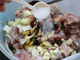 11、≈蒜香烤排骨≈烤箱版,一小撮盐