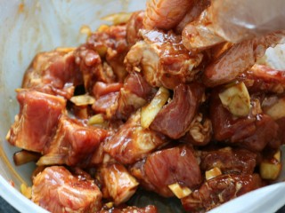 14、≈蒜香烤排骨≈烤箱版,把所有材料与排骨拌匀，可以戴上一次性手套，给它们“按按摩”