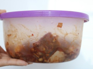 15、≈蒜香烤排骨≈烤箱版,然后把它们盖上盖子，密封腌制，夏天可以放入冰箱冷藏腌制，最少2小时，也可以过夜，这样更入味