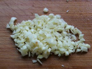 16、≈蒜香烤排骨≈烤箱版,另外准备一些蒜末