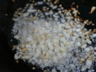 17、≈蒜香烤排骨≈烤箱版,起油锅，把大蒜炸出香味