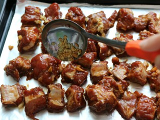 18、≈蒜香烤排骨≈烤箱版,把腌制好的排骨取出，摆入烤盘，淋上蒜油，这时把烤箱预热到230度