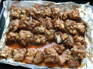 21、≈蒜香烤排骨≈烤箱版,20分钟后取出，去掉上面的锡纸，再烤15分钟左右