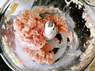2、糖醋菜+糖醋肉丸,同姜片一起放绞肉机里