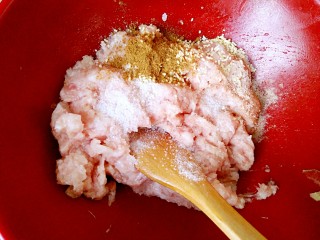 3、糖醋菜+糖醋肉丸,绞好的肉馅加五香粉,鸡精,盐