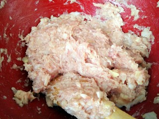 4、糖醋菜+糖醋肉丸,顺一个方向搅拌匀