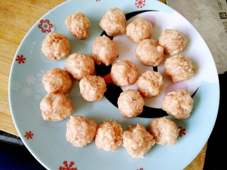 5、糖醋菜+糖醋肉丸,用手搓圆球,最好带手套,否则黏手