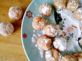 6、糖醋菜+糖醋肉丸,肉圆沾满一层淀粉