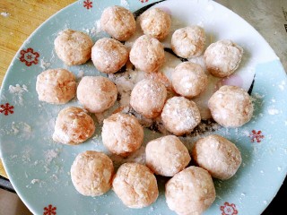 7、糖醋菜+糖醋肉丸,都均匀裹一层淀粉备用