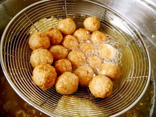 9、糖醋菜+糖醋肉丸,炸至金黄捞出