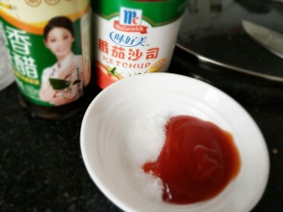 11、糖醋菜+糖醋肉丸,取一个小碗,放白糖,番茄酱,米醋,生抽