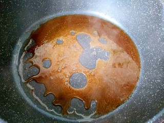 13、糖醋菜+糖醋肉丸,锅中放少许油烧热,倒入料汁