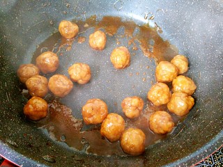 14、糖醋菜+糖醋肉丸,倒入肉丸翻匀