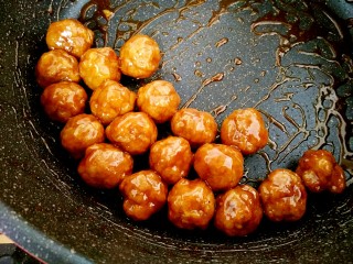 15、糖醋菜+糖醋肉丸,等到均匀裹满糖醋酱汁