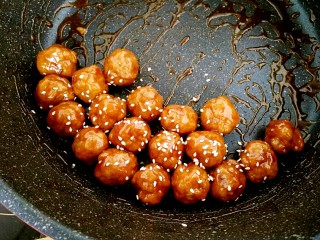 16、糖醋菜+糖醋肉丸,即可关火,撒白芝麻