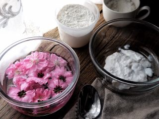 1、简单免打发的 桃花香草裸蛋糕,准备材料