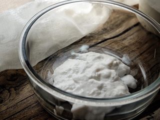 2、简单免打发的 桃花香草裸蛋糕,碗内放入淡奶油