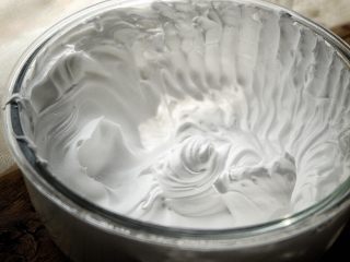 4、简单免打发的 桃花香草裸蛋糕,用电动打蛋器打至十成发(不能流动 纹路清晰)