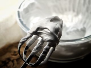 5、简单免打发的 桃花香草裸蛋糕,提起打蛋器有奶油粘在打蛋器上即可，放入冰箱冷藏备用