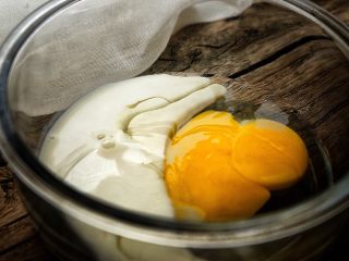 6、简单免打发的 桃花香草裸蛋糕,鸡蛋和牛奶放入碗中