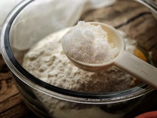 8、简单免打发的 桃花香草裸蛋糕,加入糖