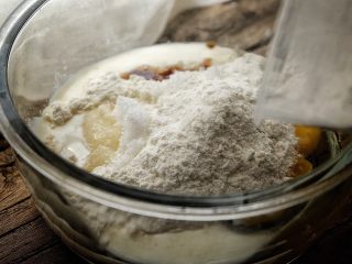 10、简单免打发的 桃花香草裸蛋糕,加入面粉
