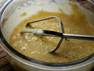 11、简单免打发的 桃花香草裸蛋糕,搅拌均匀