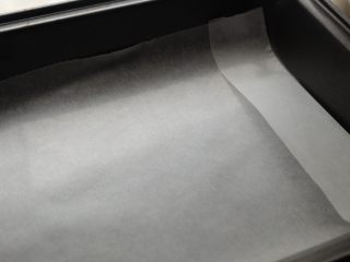 12、简单免打发的 桃花香草裸蛋糕,烤盘内铺上一层油纸