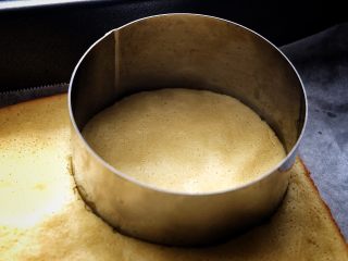 15、简单免打发的 桃花香草裸蛋糕,用慕斯圈切出几片蛋糕片(没有慕斯圈可以用玻璃杯)