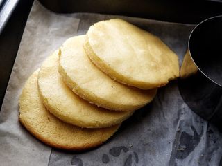 16、简单免打发的 桃花香草裸蛋糕,我切出了4片