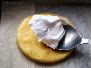 17、简单免打发的 桃花香草裸蛋糕,盛一勺奶油