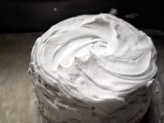 21、简单免打发的 桃花香草裸蛋糕,再盖上一片，抹第四层，顺便用勺子抹一下四周(不必很均匀 随意抹就好 裸蛋糕就是这样)