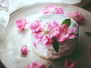 23、简单免打发的 桃花香草裸蛋糕,随意的摆在蛋糕上装饰，即可 颜值爆表 随便摆摆都是戏阿有没有(/ω＼)