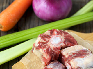 1、烩牛尾,食材• 1只 牛尾• 1/2cup 干红葡萄酒（低丹宁）• 2根 胡萝卜• 1/2只 红洋葱• 1片 香叶• 2根 香芹茎• 1小撮 新鲜百里香• 2只 蒜瓣• 1只 罐装去皮蕃茄（或2只中等大小新鲜蕃茄，焯水去皮）• 适量 橄榄油• 适量 干鲜货• 适量 海盐• 适量 现磨黑胡椒